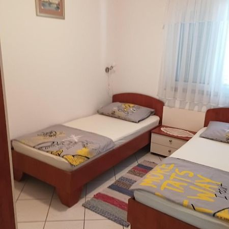 Apartmani Ana Vir Exteriör bild