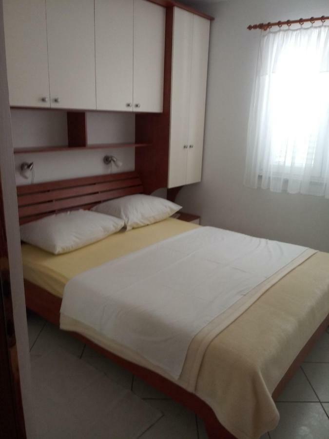Apartmani Ana Vir Exteriör bild