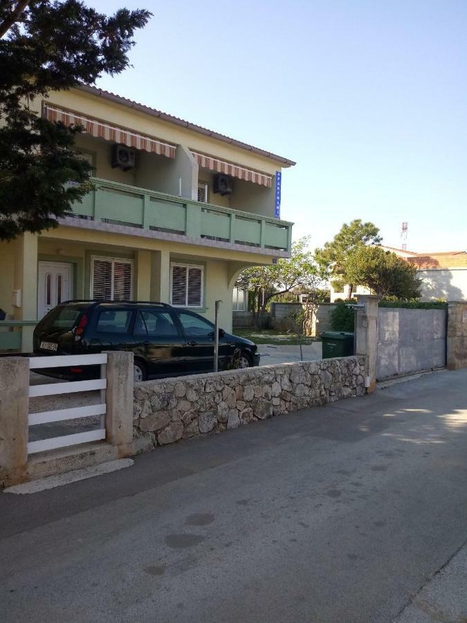 Apartmani Ana Vir Exteriör bild