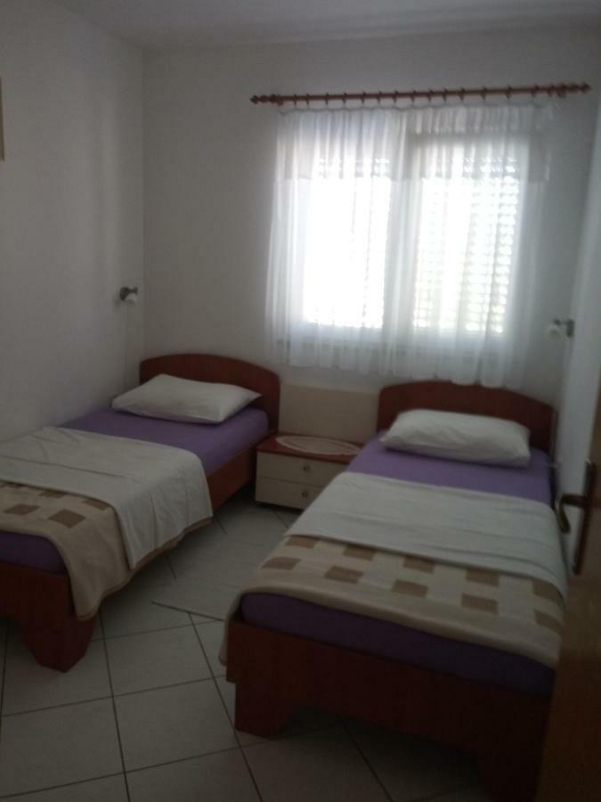 Apartmani Ana Vir Exteriör bild